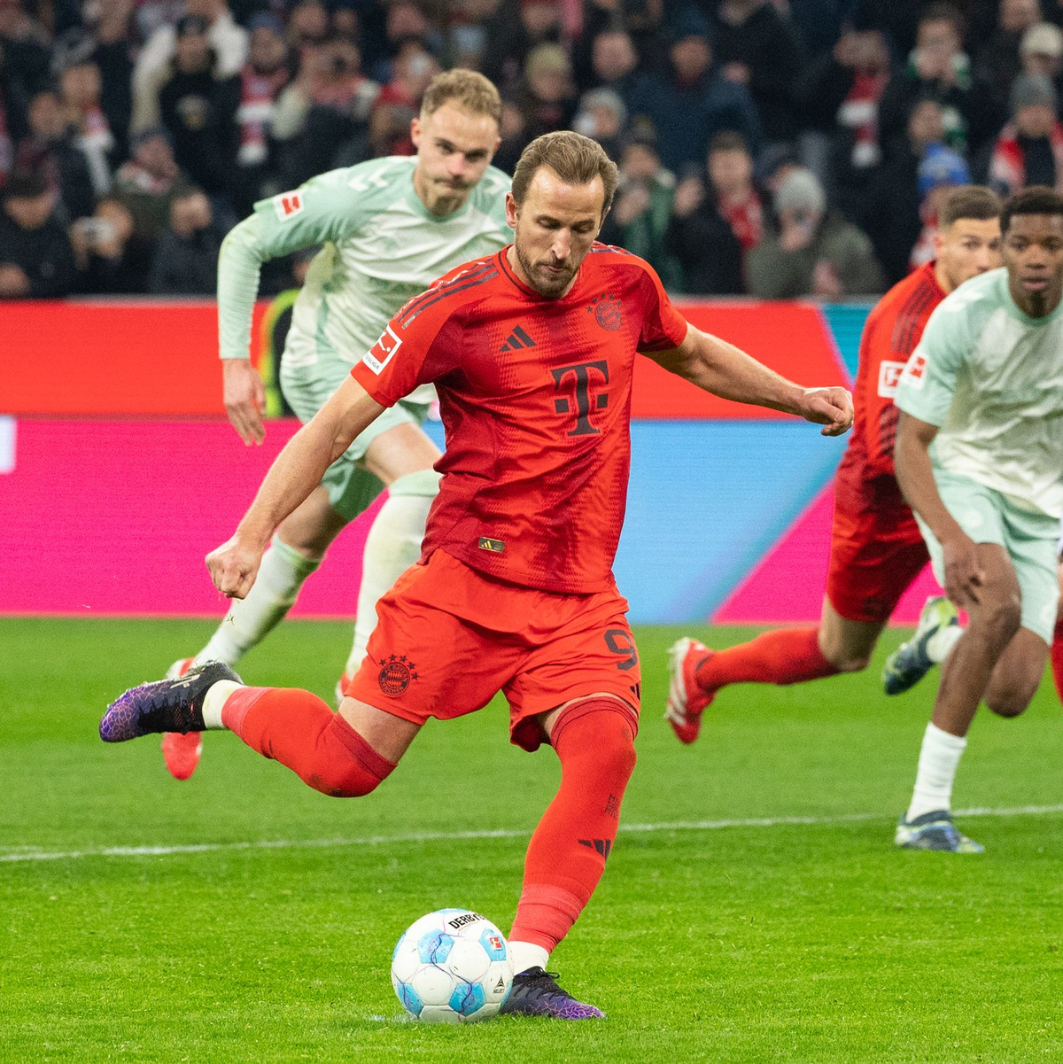 Harry Kane bei seinem 29. Elfmeter-Tor nacheinander zum 3:0-Endstand gegen Werder.  - Foto: Magdalena Henkel/dpa