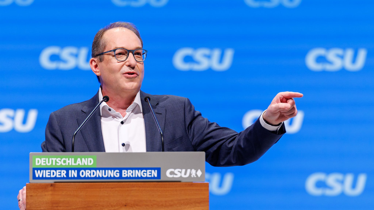 Deutliche Worte in Richtung Kirchen: Markus Söder auf dem CSU-Parteitag. - Foto: Daniel Karmann/dpa