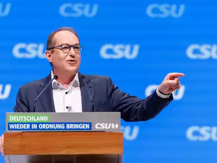 Friedrich Merz grenzt sich auf dem CSU-Parteitag gegen die AfD ab. - Foto: Daniel Karmann/dpa