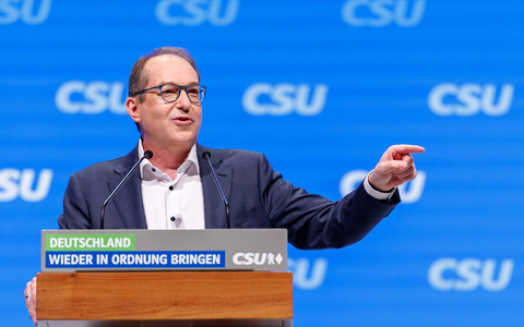 Klare Kante gegen die AfD: Markus Söder auf dem CSU-Parteitag. - Foto: Daniel Karmann/dpa