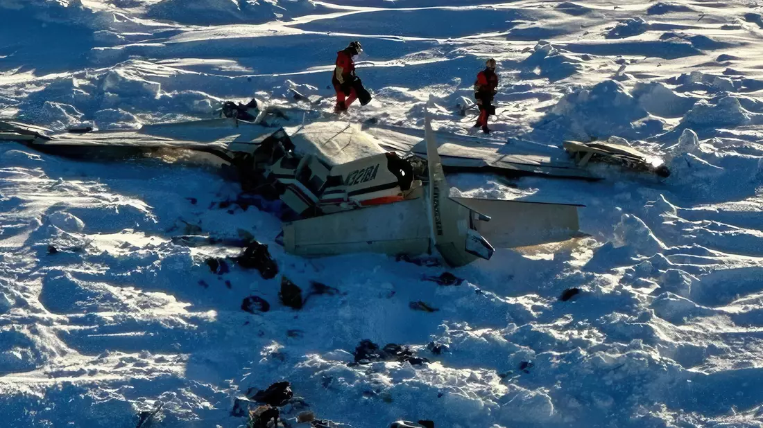 Die Bergung ist wegen des eisigen Wetters schwierig. - Bild: Uncredited/U.S. Coast Guard/AP/dpa