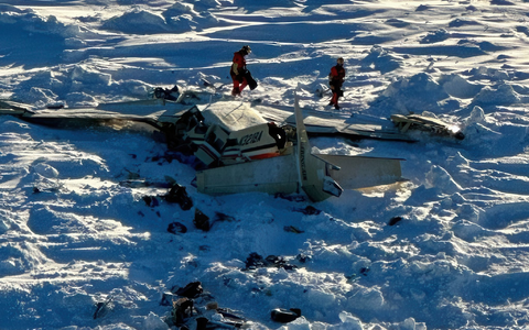 Das eisige Wetter erschwerte die Arbeit der Einsatzkräfte. - Foto: Uncredited/U.S. Coast Guard/AP/dpa Das eisige Wetter erschwerte die Arbeit der Einsatzkräfte. - Foto: Uncredited/U.S. Coast Guard/AP/dpa