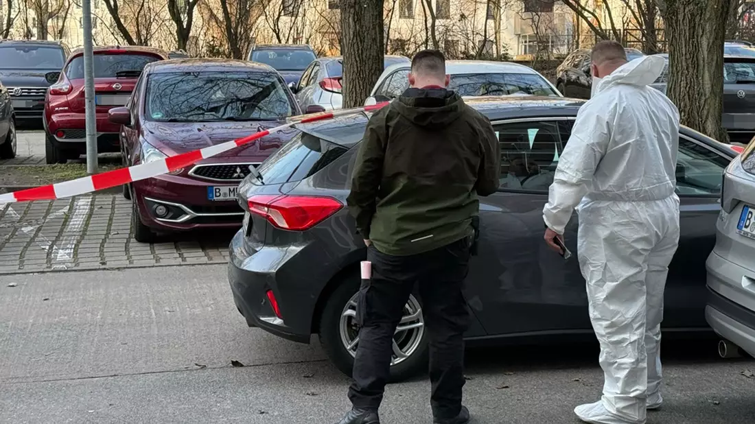 Nach einer Gewalttat in Berlin-Marzahn untersuchen Beamte der Spurensicherung ein Auto. - Bild: Marco Porzig/Porzig/dpa