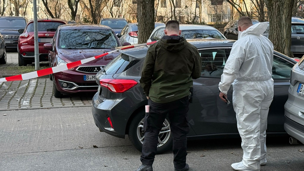 Nach einer Gewalttat in Berlin-Marzahn untersuchen Beamte der Spurensicherung ein Auto. - Foto: Marco Porzig/Porzig/dpa