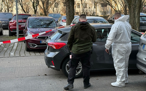 Nach einer Gewalttat in Berlin-Marzahn untersuchen Beamte der Spurensicherung ein Auto. - Foto: Marco Porzig/Porzig/dpa
