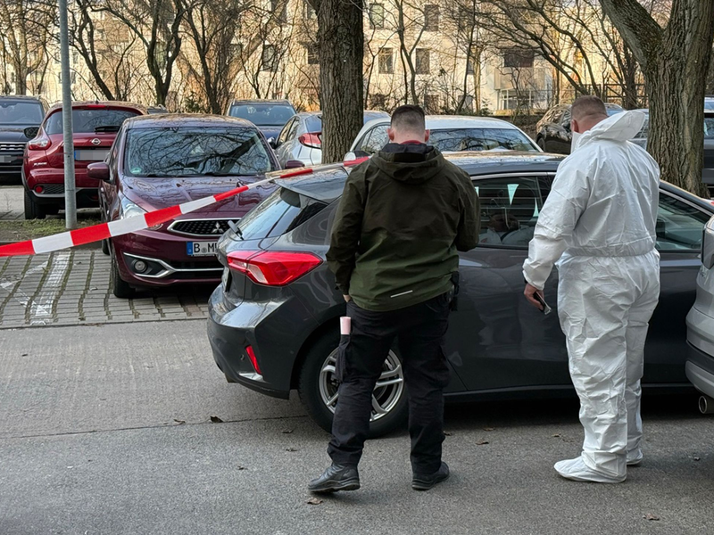 Nach einer Gewalttat in Berlin-Marzahn untersuchen Beamte der Spurensicherung ein Auto. - Foto: Marco Porzig/Porzig/dpa