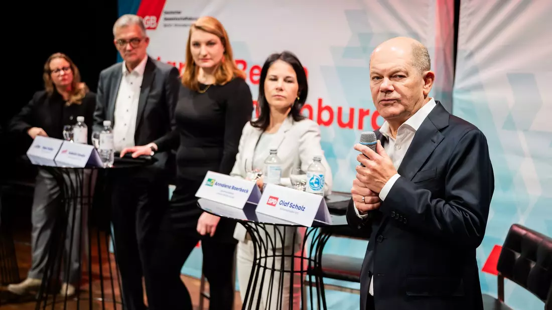 Bundeskanzler Olaf Scholz wirbt für niedrigere Strompreise.  - Bild: Christoph Soeder/dpa
