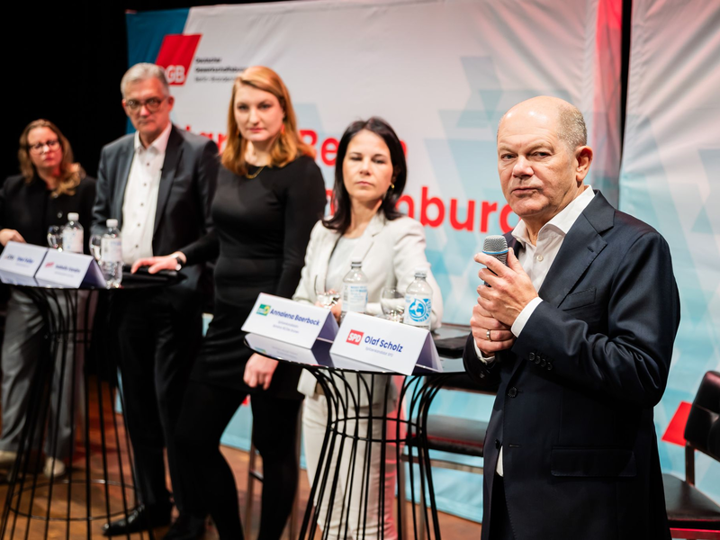 Bundeskanzler Olaf Scholz wirbt für niedrigere Strompreise.  - Foto: Christoph Soeder/dpa