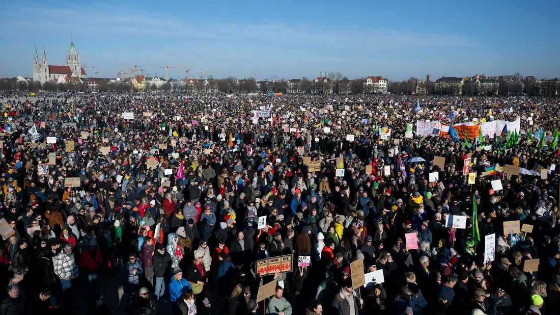 Die Menschen sammeln sich auf der Theresienwiese in München. - Bild: Sven Hoppe/dpa