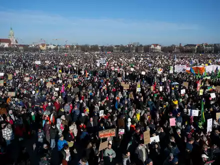 Die Menschen sammeln sich auf der Theresienwiese in München. - Foto: Sven Hoppe/dpa