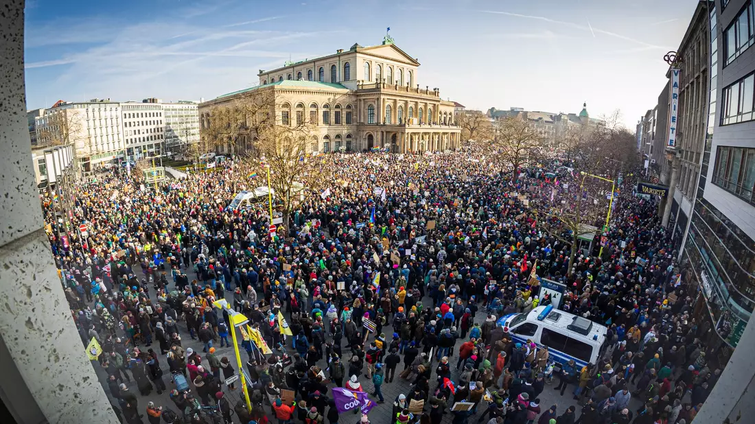 Auf dem Opernplatz in Hannover protestieren Menschen gegen Rechtsextremismus.  - Bild: Moritz Frankenberg/dpa