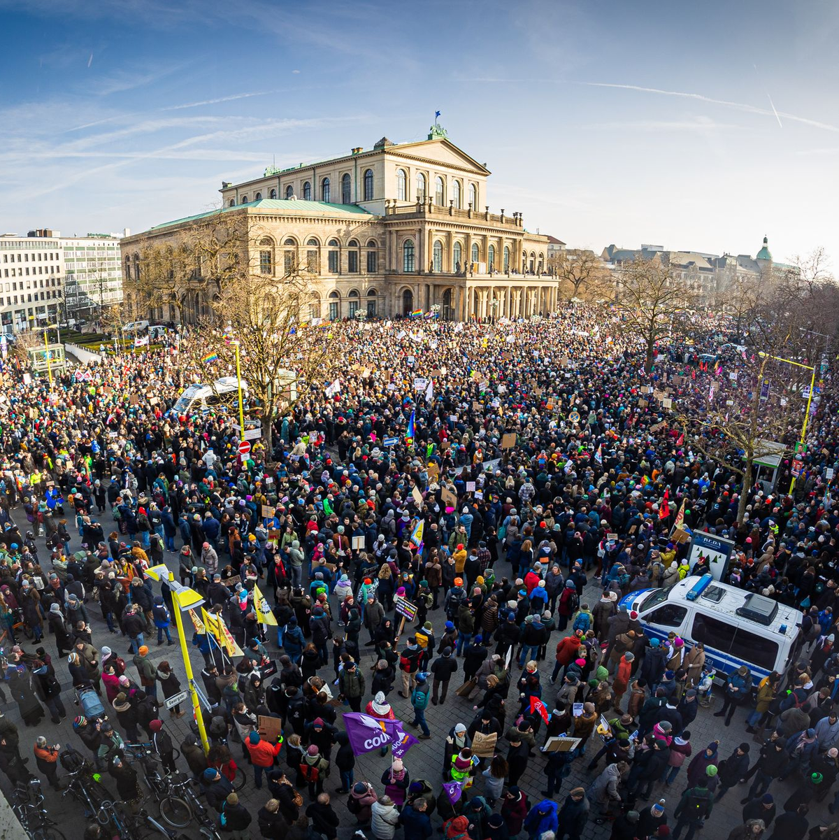 Auf dem Opernplatz in Hannover protestieren Menschen gegen Rechtsextremismus.  - Foto: Moritz Frankenberg/dpa