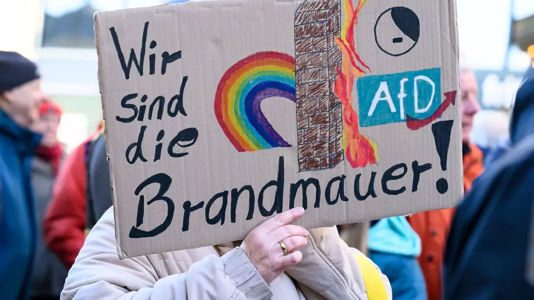 In Frankfurt erinnert eine Demonstrantin an die Brandmauer. - Bild: Salome Roessler/dpa