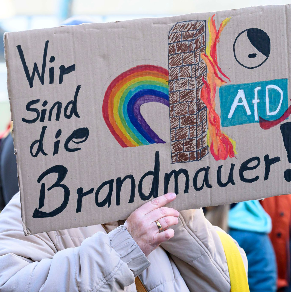 In Frankfurt erinnert eine Demonstrantin an die Brandmauer. - Foto: Salome Roessler/dpa