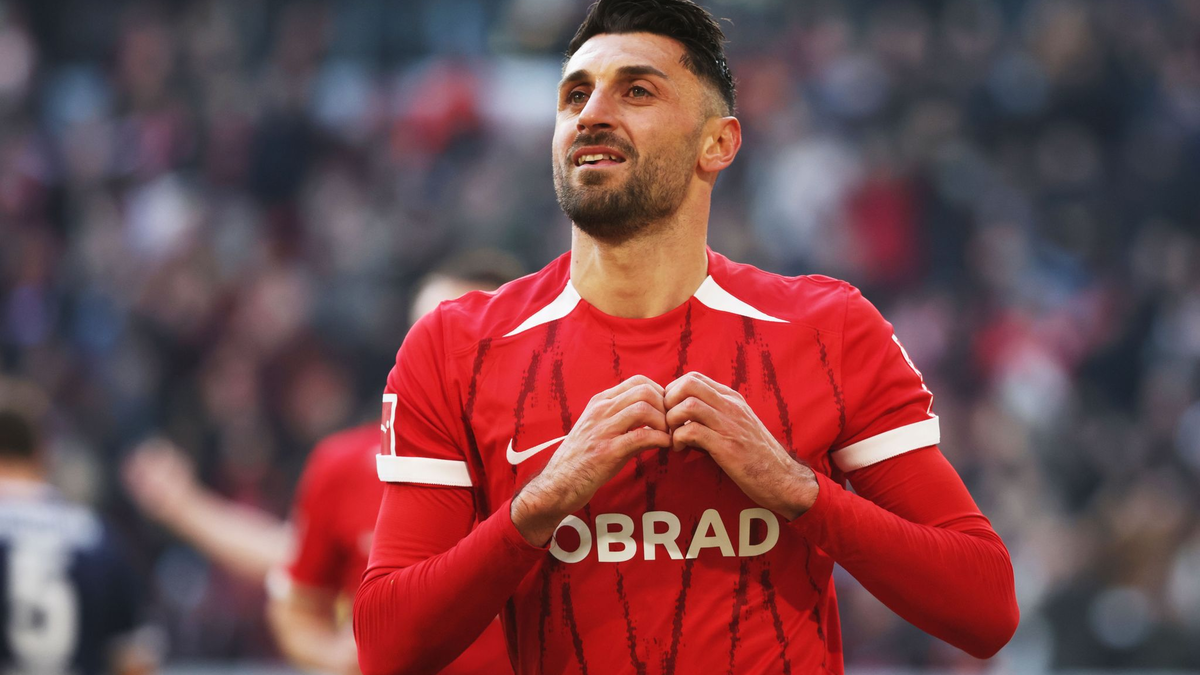 Maximilian Eggestein traf Jonas Föhrenbach unglücklich mit dem Ball im Gesicht. - Foto: Philipp von Ditfurth/dpa