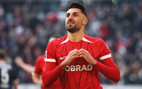 Maximilian Eggestein traf Jonas Föhrenbach unglücklich mit dem Ball im Gesicht. - Foto: Philipp von Ditfurth/dpa