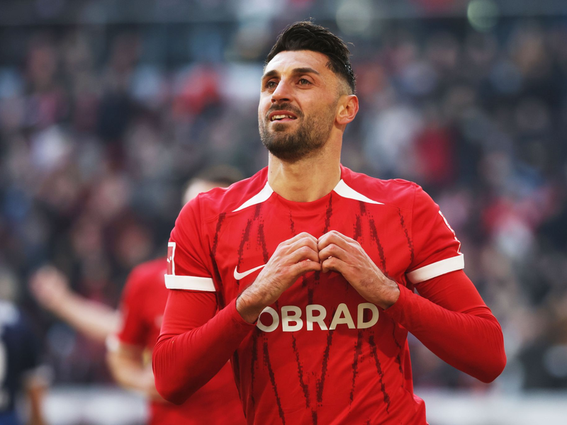 Maximilian Eggestein traf Jonas Föhrenbach unglücklich mit dem Ball im Gesicht. - Foto: Philipp von Ditfurth/dpa