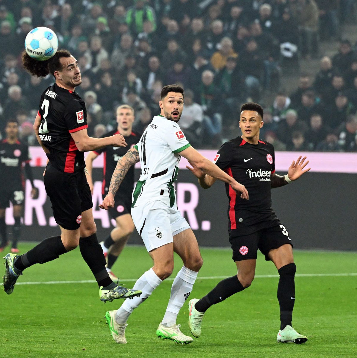 Die Frankfurter Spieler feiern den Sieg in Mönchengladbach. - Foto: Federico Gambarini/dpa