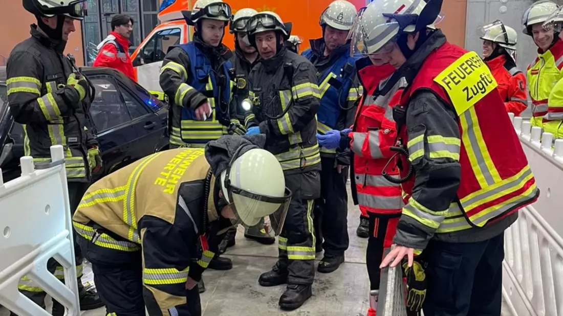 FW-EN: Wetter - Feuerwehr Wetter (Ruhr) führt realistische Übungen am Institut der Feuerwehr durch - Bild: presseportal.de