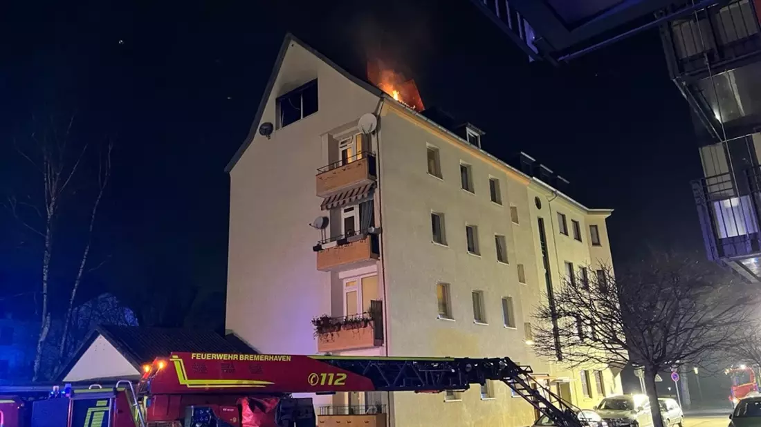 FW Bremerhaven: Erneuter Brand in der Straße An der Pauluskirche- Feuerwehr Bremerhaven bekämpft Feuer im Dachgeschoss - Bild: presseportal.de