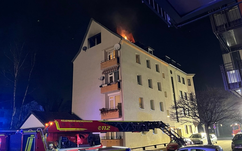 FW Bremerhaven: Erneuter Brand in der Straße An der Pauluskirche- Feuerwehr Bremerhaven bekämpft Feuer im Dachgeschoss - Foto: presseportal.de