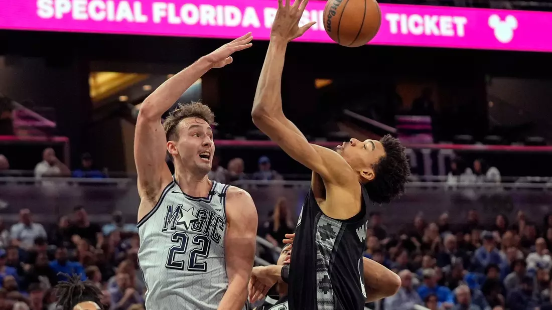 Franz Wagner (l) führte die Orlando Magic zum Erfolg gegen die San Antonio Spurs um Victor Wembanyama. - Bild: John Raoux/AP/dpa
