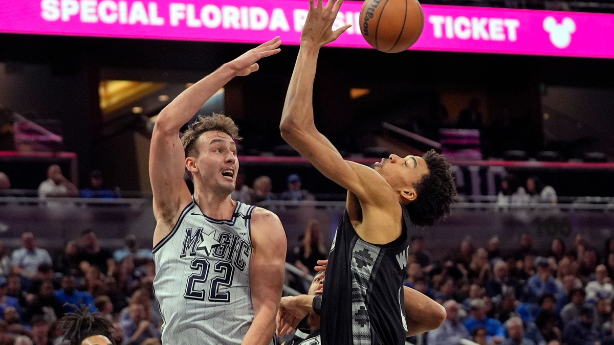 Franz Wagner (l) führte die Orlando Magic zum Erfolg gegen die San Antonio Spurs um Victor Wembanyama. - Foto: John Raoux/AP/dpa
