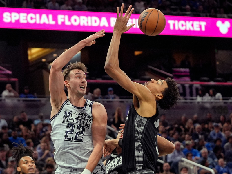 Franz Wagner (l) führte die Orlando Magic zum Erfolg gegen die San Antonio Spurs um Victor Wembanyama. - Foto: John Raoux/AP/dpa