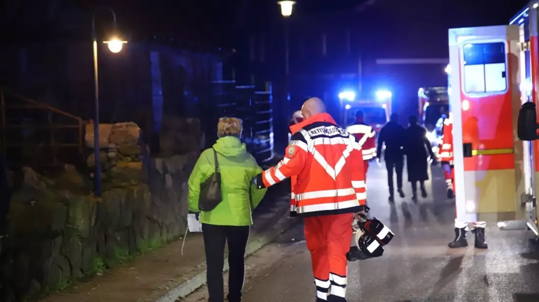 FW-SE: Austritt von Kohlenmonoxid in Grillhütte - 12 Verletzte - Bild: presseportal.de