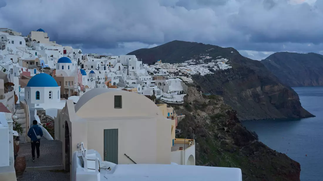 Die Erdbebenserie rund um die griechische Urlaubsinsel Santorini dauert an. (Foto vom 4.2.) - Bild: Petros Giannakouris/AP/dpa