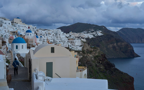Die Erdbebenserie rund um die griechische Urlaubsinsel Santorini dauert an. (Foto vom 4.2.) - Foto: Petros Giannakouris/AP/dpa