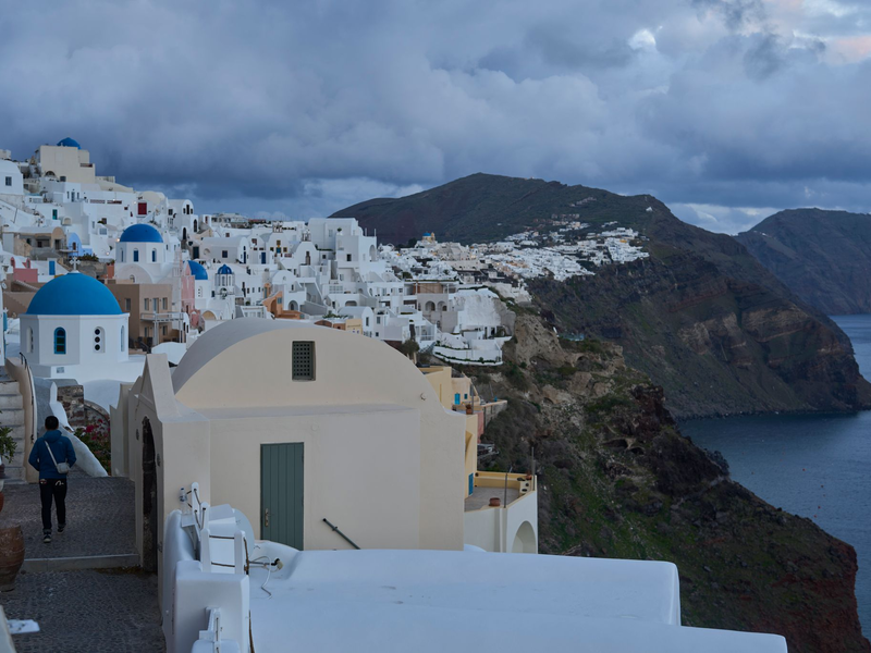 Die Erdbebenserie rund um die griechische Urlaubsinsel Santorini dauert an. (Foto vom 4.2.) - Foto: Petros Giannakouris/AP/dpa