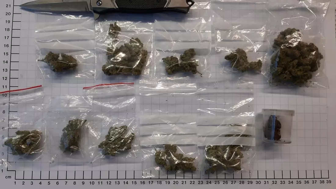 BPOL NRW: Bundespolizei stellt Minderjährigen mit Springmesser und Marihuana - Bild: presseportal.de