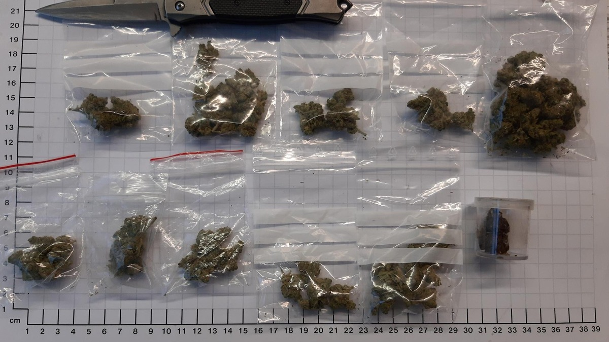 BPOL NRW: Bundespolizei stellt Minderjährigen mit Springmesser und Marihuana - Foto: presseportal.de