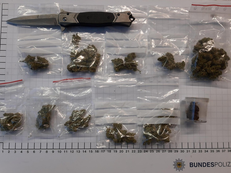 BPOL NRW: Bundespolizei stellt Minderjährigen mit Springmesser und Marihuana - Foto: presseportal.de