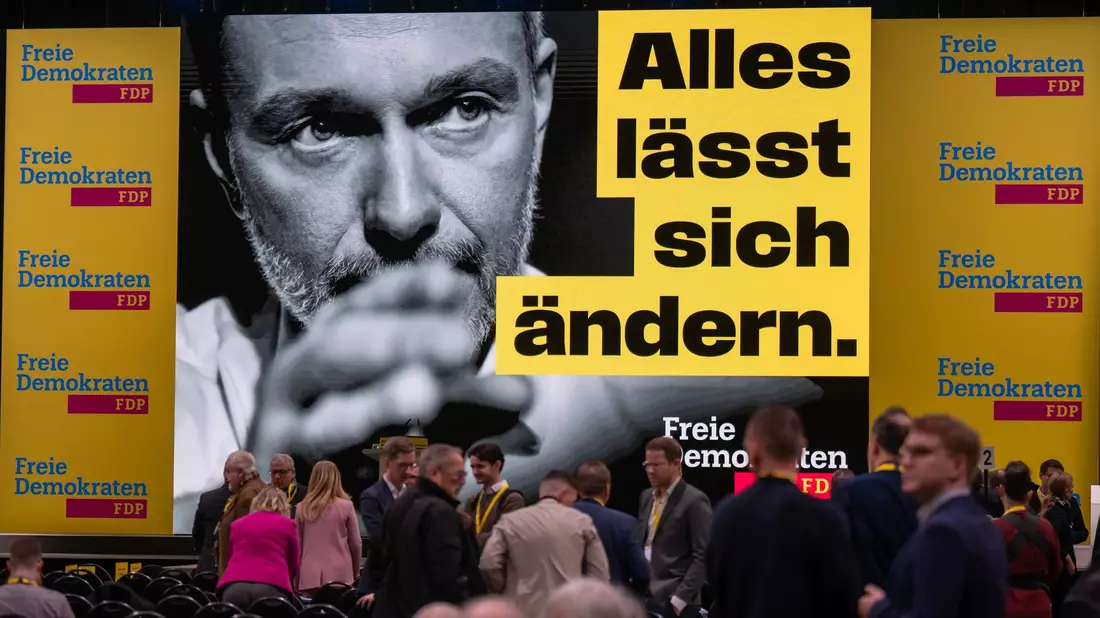 Die FDP nimmt mit dem Parteitag Kurs auf die Schlussphase des Wahlkampfs. - Bild: Michael Kappeler/dpa