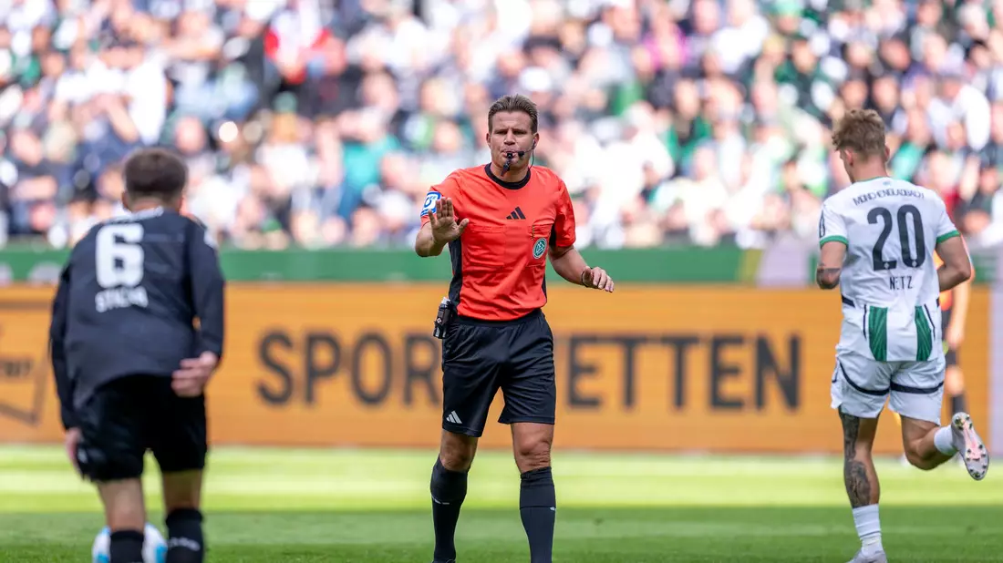 Felix Brych während seines 345. Bundesligaspiels. - Bild: David Inderlied/dpa