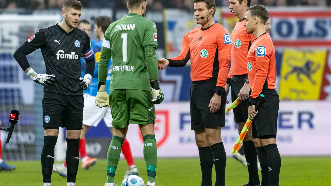 Felix Brych (M) verletzte sich in diesem Spiel. - Bild: Axel Heimken/dpa
