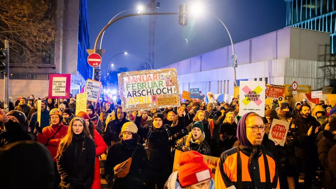 Auch in Berlin zog es wieder zahlreiche Menschen auf die Straße. - Bild: Christoph Soeder/dpa