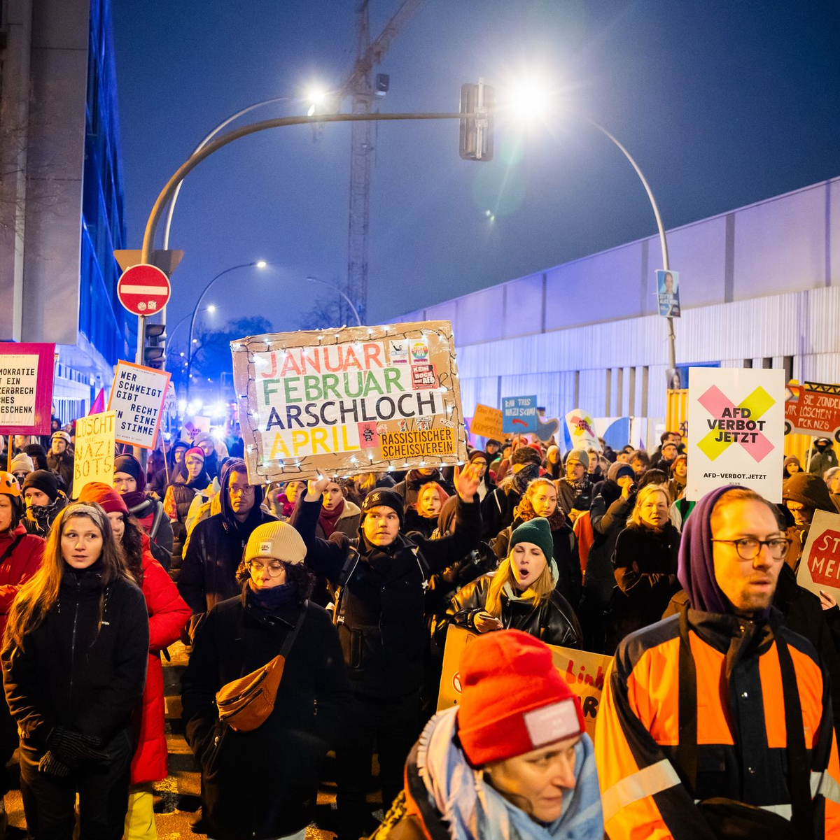 Auch in Berlin zog es wieder zahlreiche Menschen auf die Straße. - Foto: Christoph Soeder/dpa