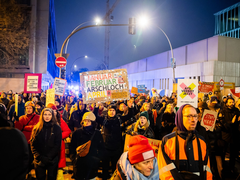 Auch in Berlin zog es wieder zahlreiche Menschen auf die Straße. - Foto: Christoph Soeder/dpa