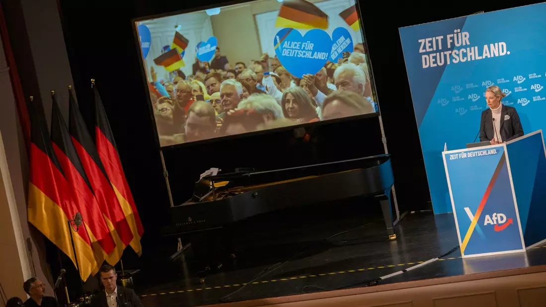In Heidenheim gab es eine Demonstration anlässlich einer AfD-Wahlkampfveranstaltung mit Kanzlerkandidatin Alice Weidel.  - Bild: Stefan Puchner/dpa