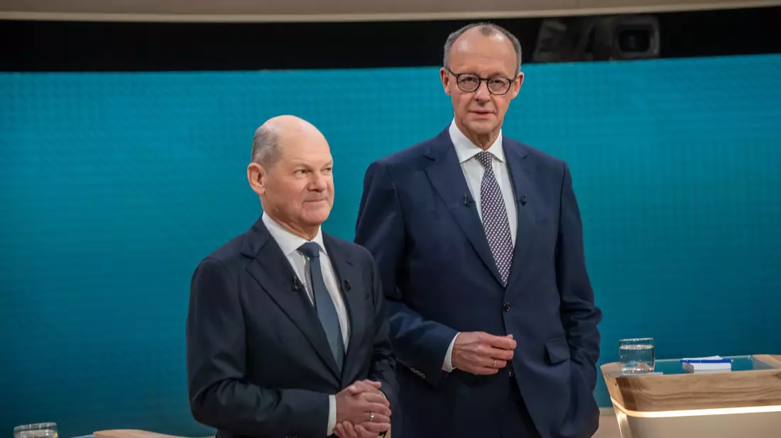 Scholz und Merz gehen nach Duell per Handschlag auseinander. - Bild: Michael Kappeler/dpa-Pool/dpa