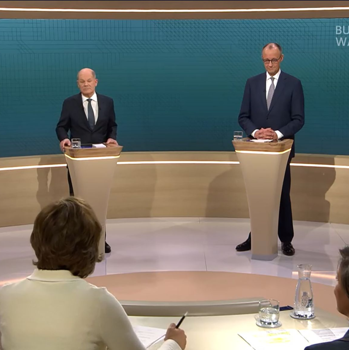 Olaf Scholz und Friedrich Merz schenken sich im TV-Duell nichts. - Foto: ---/ARD/ZDF/dpa