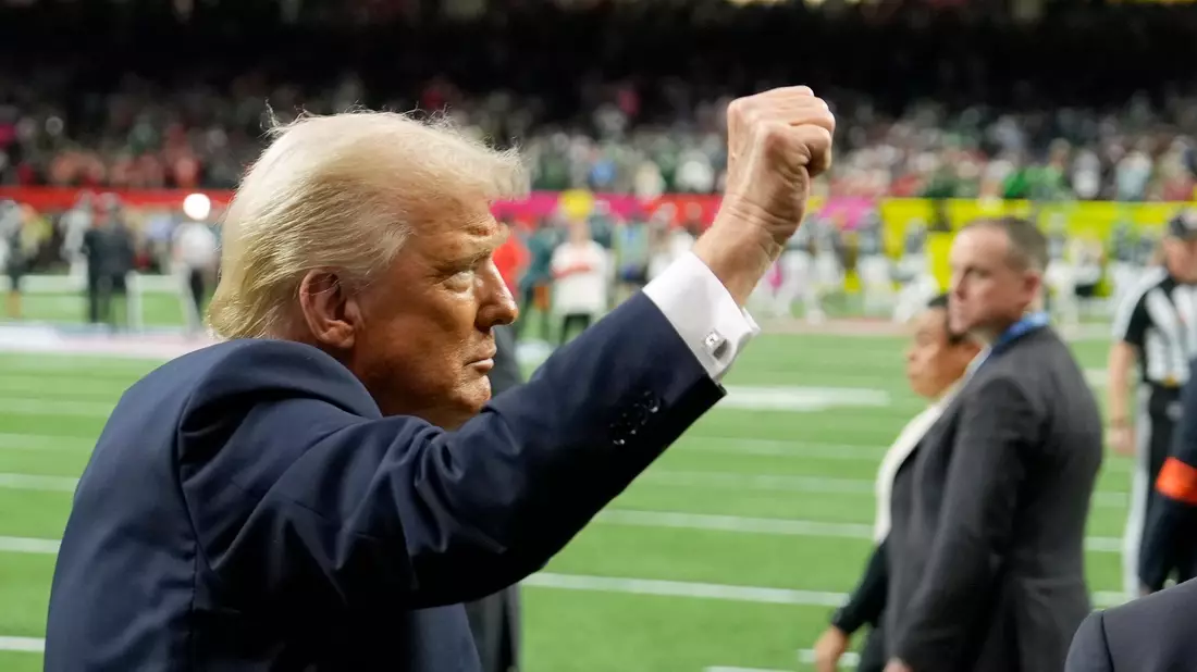 Donald Trump ist als erster US-Präsident beim Super Bowl im Stadion. - Bild: Ben Curtis/AP/dpa