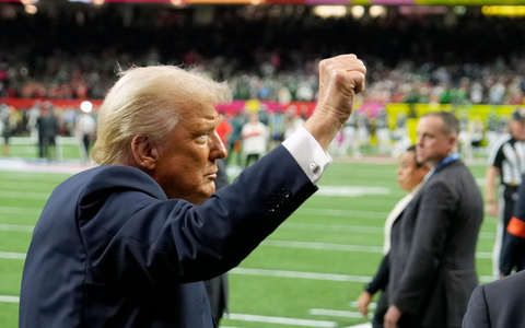 Donald Trump ist als erster US-Präsident beim Super Bowl im Stadion. - Foto: Ben Curtis/AP/dpa