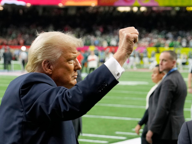 Donald Trump ist als erster US-Präsident beim Super Bowl im Stadion. - Foto: Ben Curtis/AP/dpa