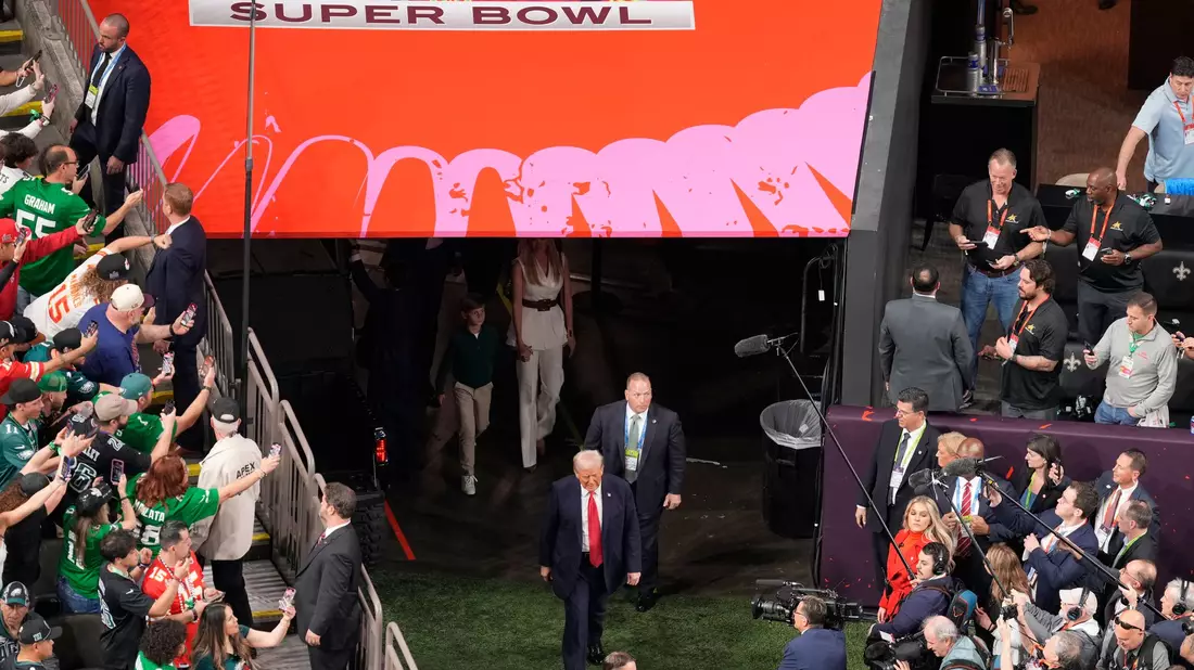 US-Präsident Donald Trump steht auch beim Super Bowl im Fokus der Kameras. - Bild: David J. Phillip/AP/dpa