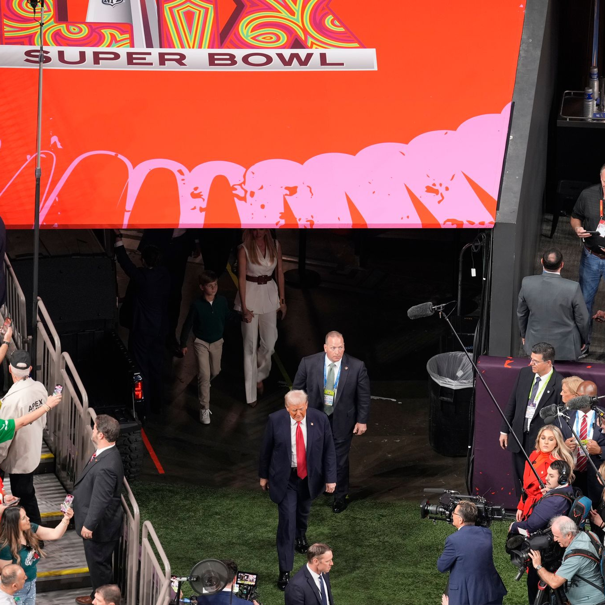 US-Präsident Donald Trump steht auch beim Super Bowl im Fokus der Kameras. - Foto: David J. Phillip/AP/dpa