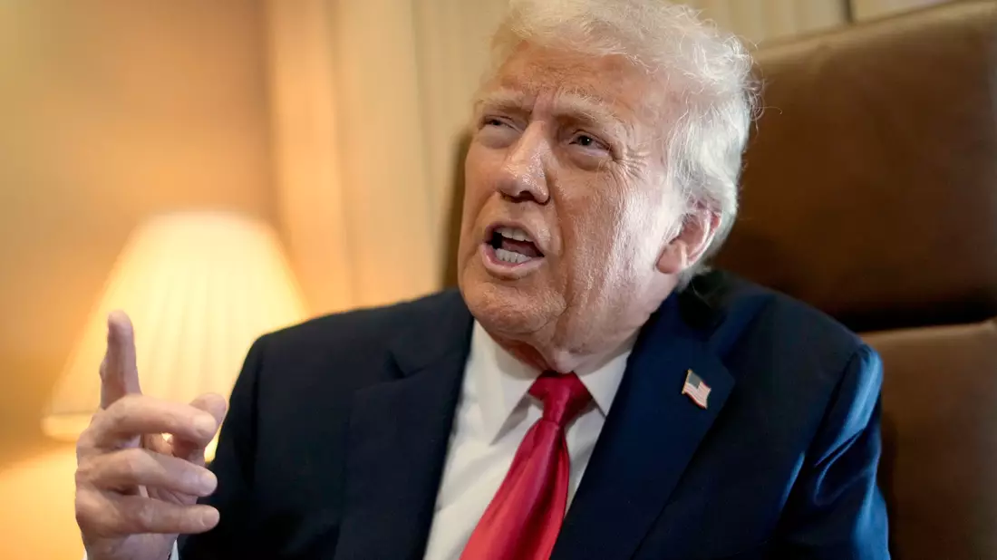 Trump bezeichnet die Begnadigungen als «großartige Sache für die Menschheit». - Bild: Ben Curtis/AP/dpa